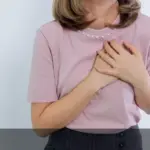 Dor no peito que vai e volta: o que pode ser